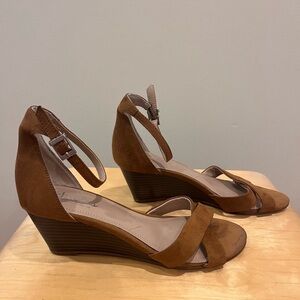 Charles by Charles David Light Brown Wedge Sandals Size 6.5 Women’s